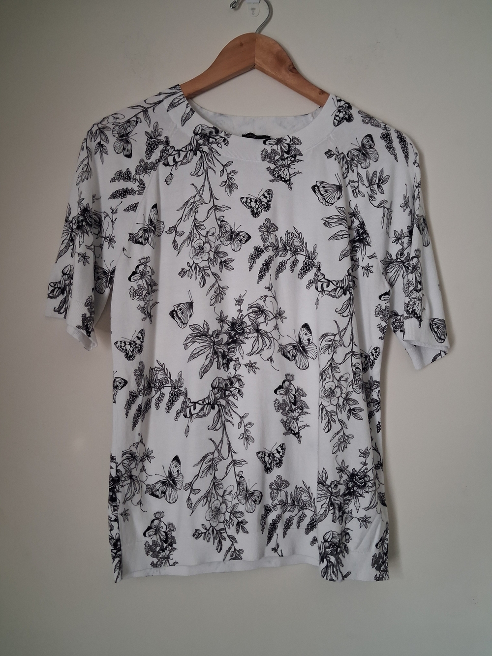 Talbots Women’s Novelty Print White Floral Butterfly Print Knit Tee M